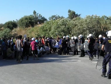 Αλλοδαποί απέκλεισαν την εθνική οδό Λάρισας – Τρικάλων - Πετούν πέτρες και απειλούν τους οδηγούς (φωτό)